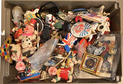 Lot 365 - A tray of various circus/clown small figures,...