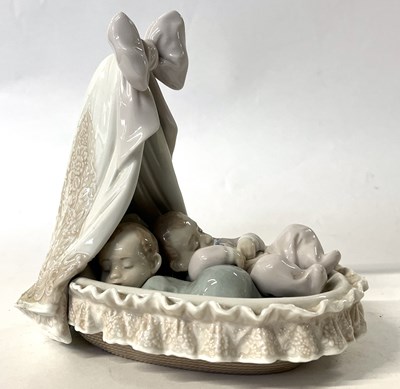 Lot 324 - Lladro Babies in Basket Figure Model 6127