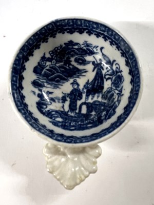Lot 345 - A Caughley Fisherman wine taster or a caddy...