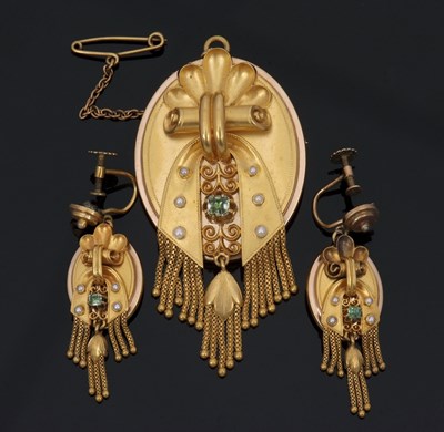 Lot 380 - An Etruscan revival brooch and matching...
