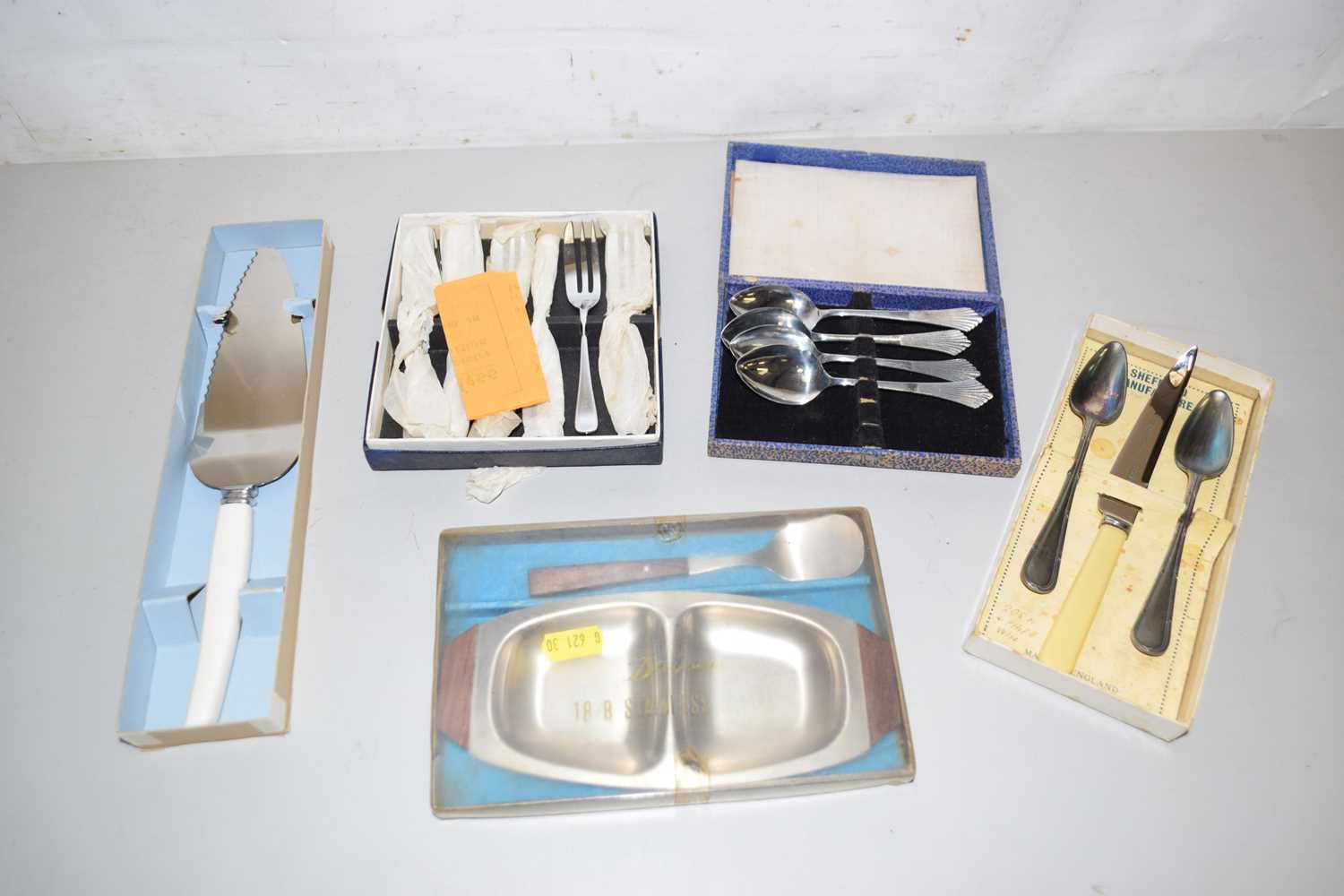 Lot 49 - A quantity of various boxed cutlery