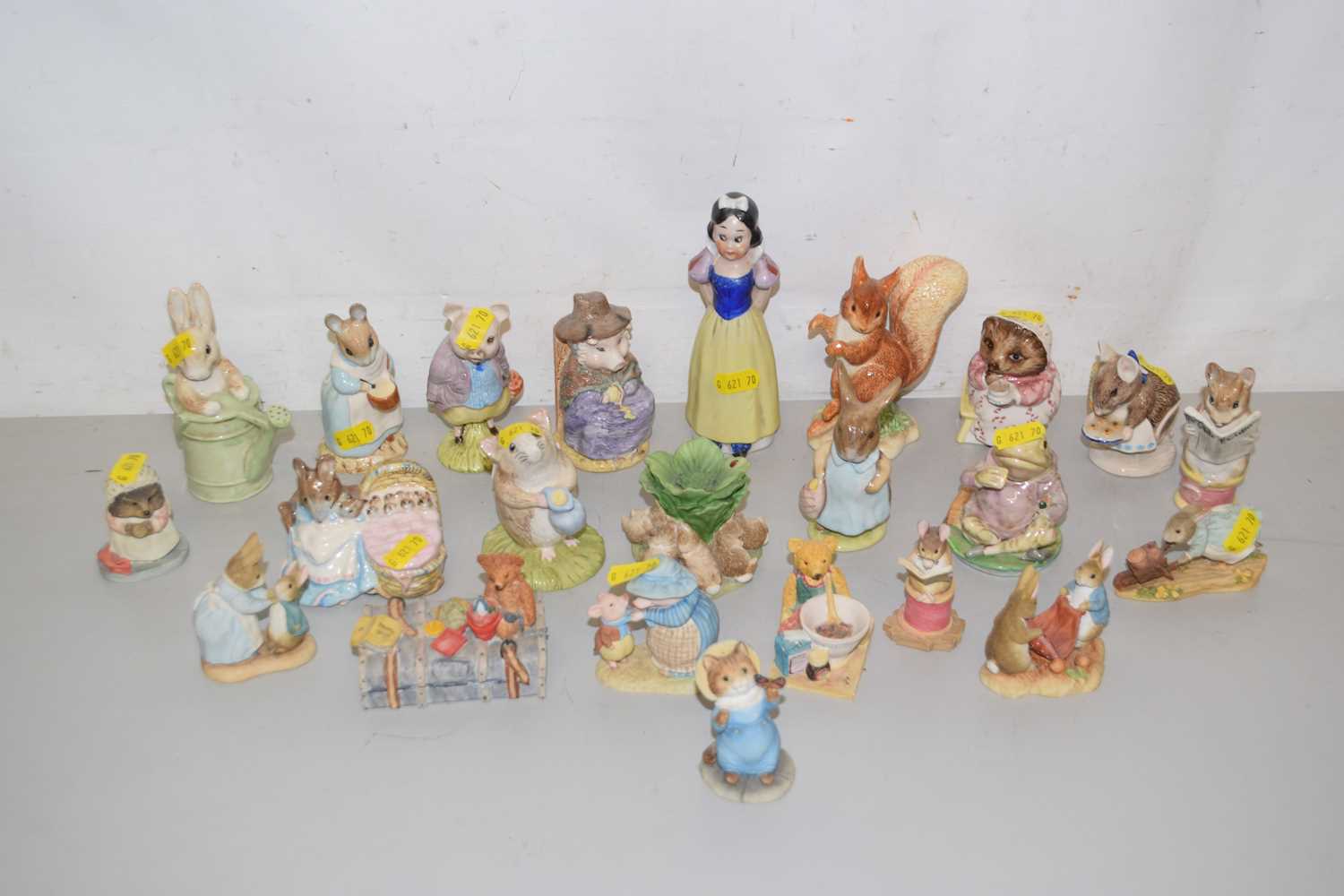 Lot 85 - A collection of various porcelain and resin...
