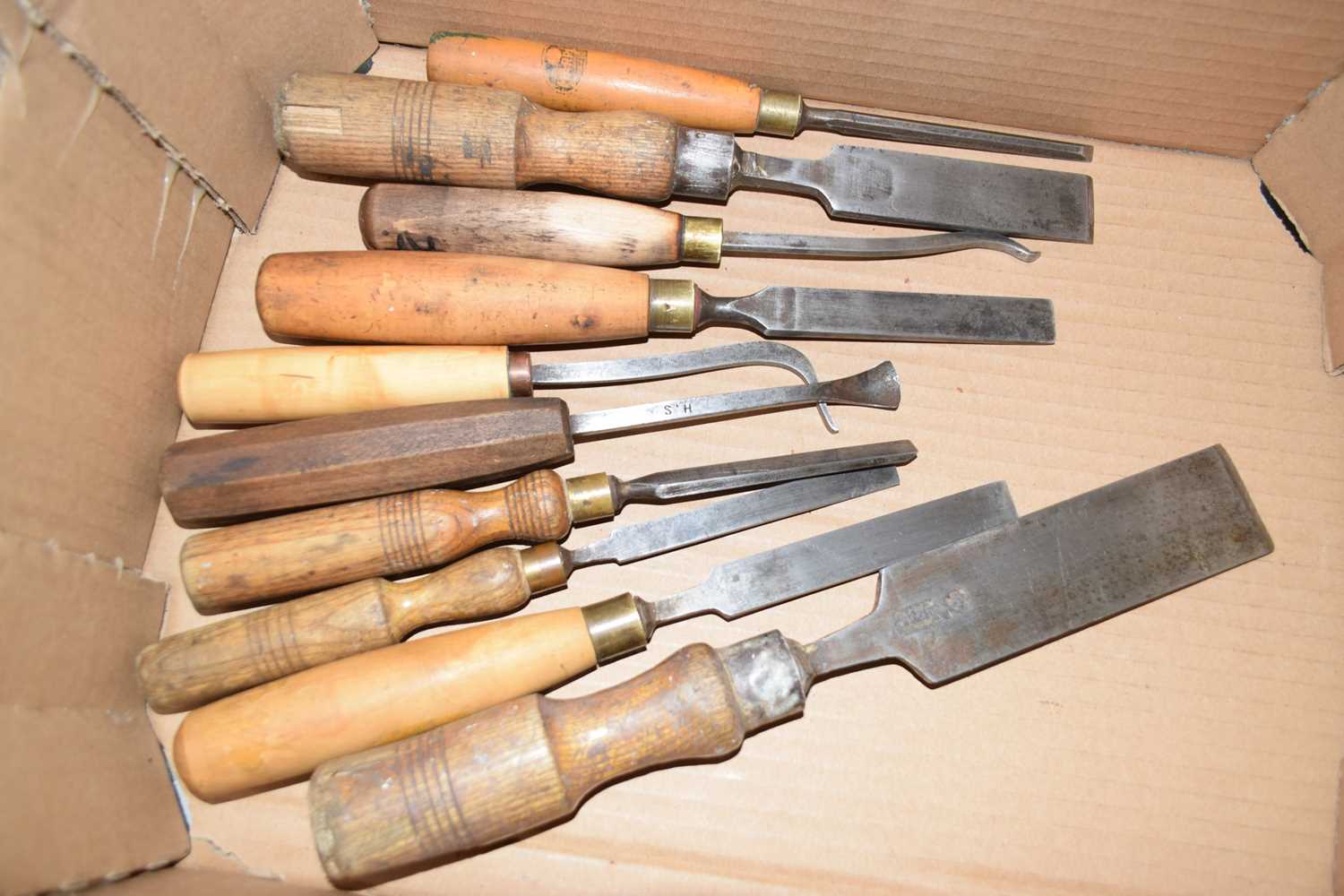 Lot 101 - A box of vintage chisels