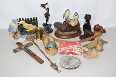 Lot 545 - Assorted figurines and other items