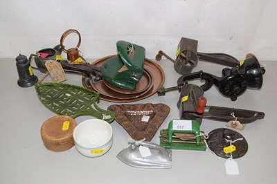 Lot 557 - Assorted bygones