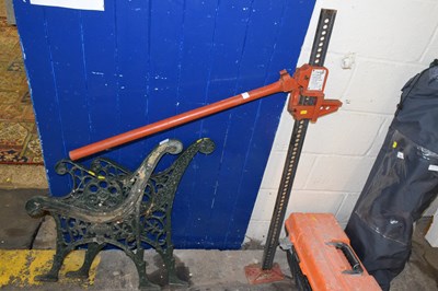 Lot 905 - A floor standing jack