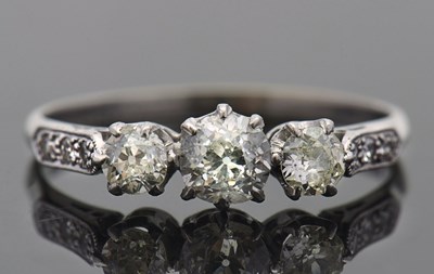 Lot 384 - An early 20th century diamond ring, set with...