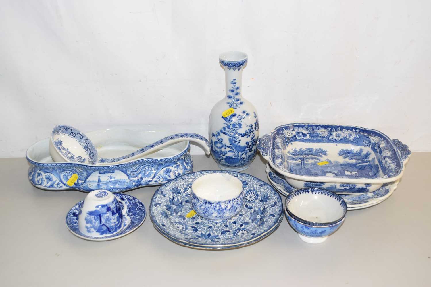 Lot 8 - Mixed Lot: Various blue and white wares to...