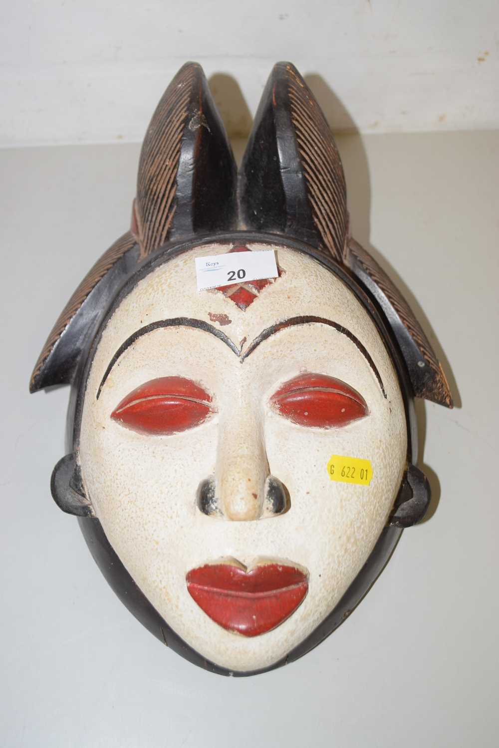 Lot 20 - A 20th Century tribal mask