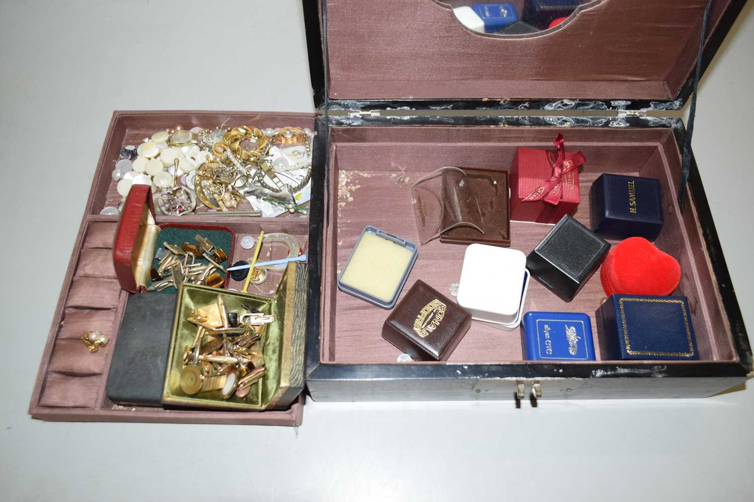 Lot 114 - A black lacquered jewellery box and contents