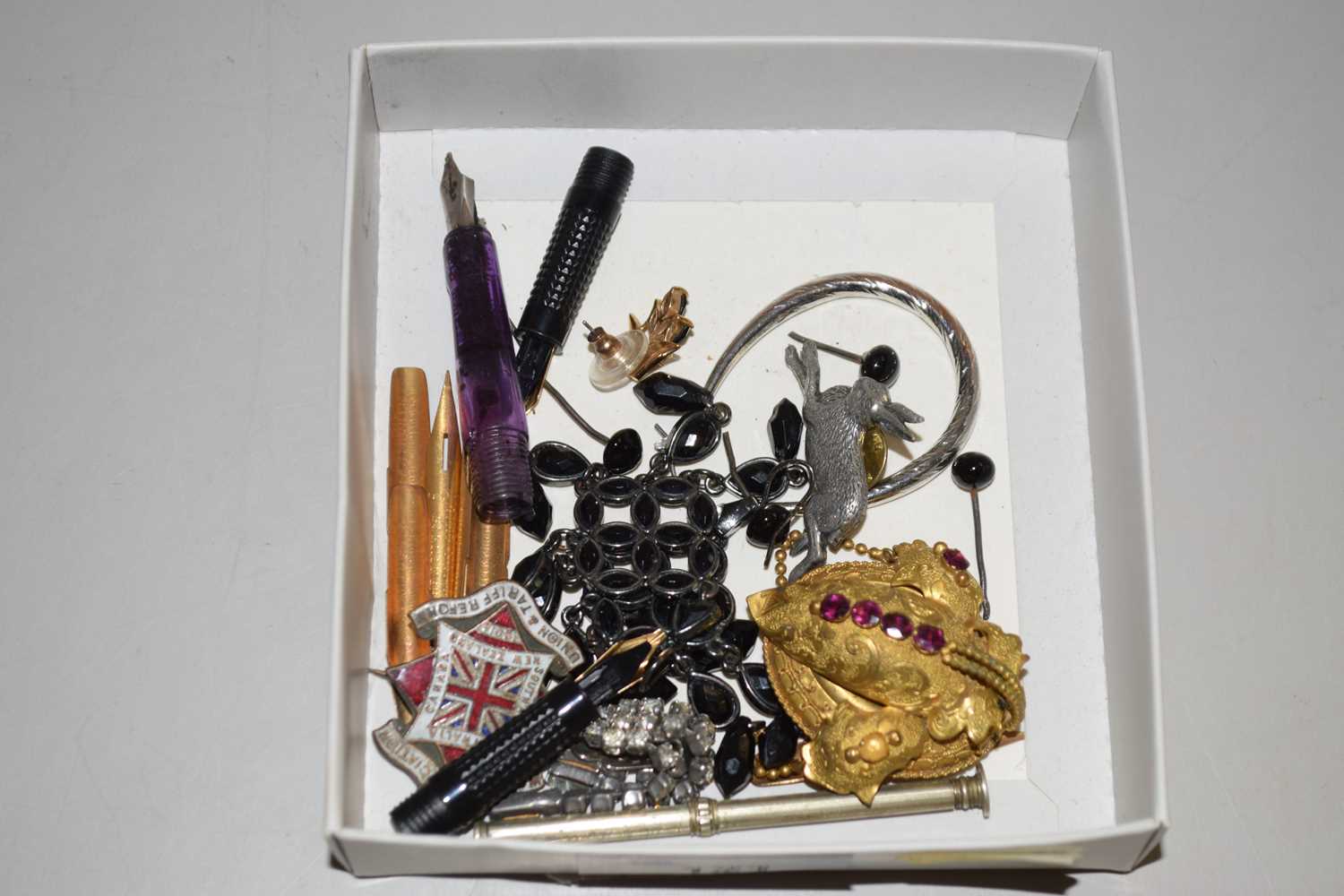 Lot 121 - Mixed Lot: Various costume jewellery, pen nibs...