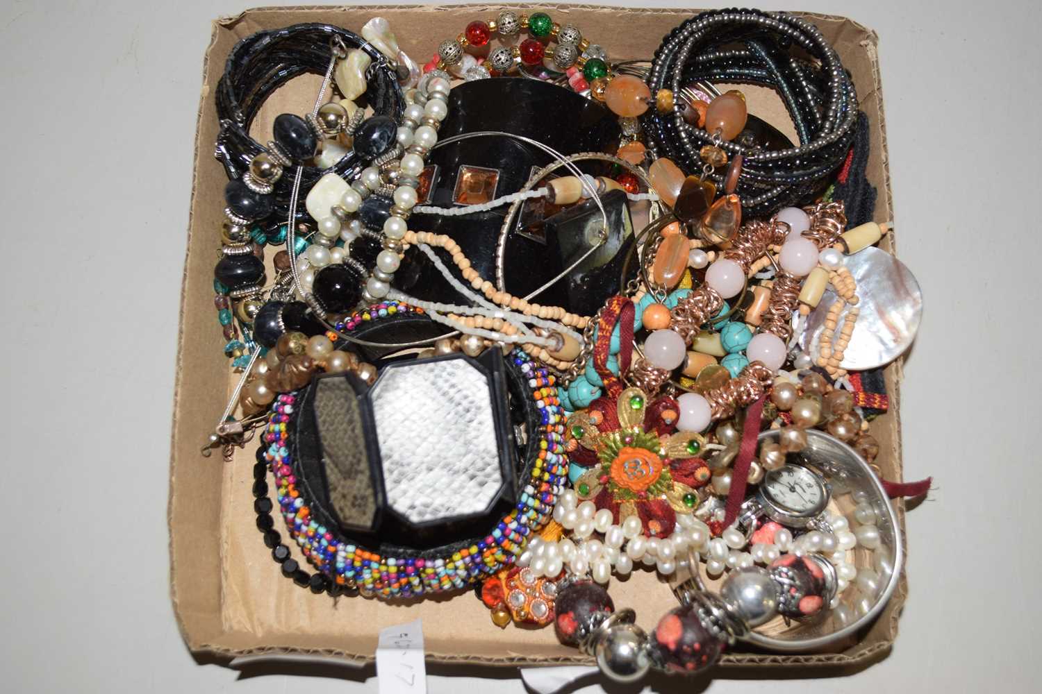 Lot 132 - Box of costume jewellery