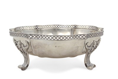 Lot 305 - An Edwardian silver fruit bowl of lobed...