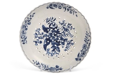 Lot 200 - A Lowestoft porcelain strainer dish with...