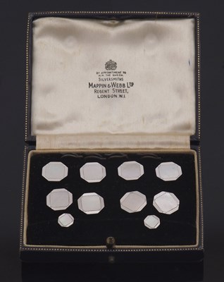 Lot 440 - A 9ct white gold and mother-of-pearl gentleman'...