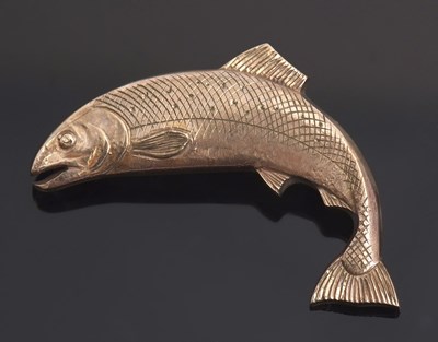 Lot 418 - A 9ct leaping salmon brooch by Alabster &...