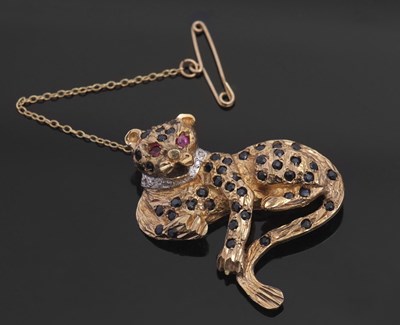 Lot 420 - A 9ct gemset leopard brooch, the leopard with...