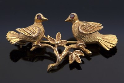 Lot 416 - A 9ct lovebirds brooch, the two lovebirds with...