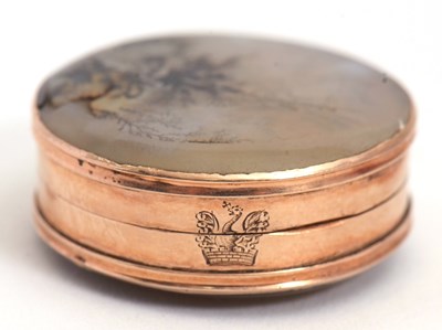 Lot 81 - A gold and moss agate vinaigrette, circa 1840...