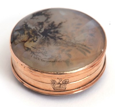 Lot 81 - A gold and moss agate vinaigrette, circa 1840...