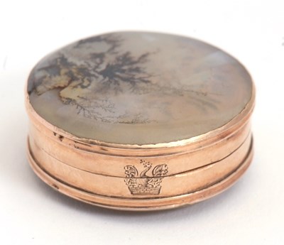 Lot 81 - A gold and moss agate vinaigrette, circa 1840...