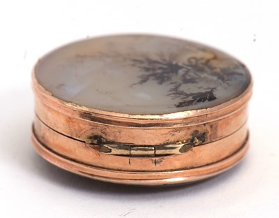 Lot 81 - A gold and moss agate vinaigrette, circa 1840...