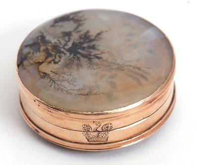 Lot 81 - A gold and moss agate vinaigrette, circa 1840...
