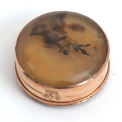 Lot 81 - A gold and moss agate vinaigrette, circa 1840...