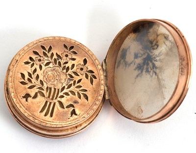 Lot 81 - A gold and moss agate vinaigrette, circa 1840...