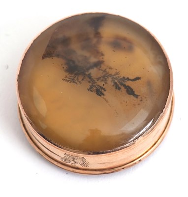 Lot 81 - A gold and moss agate vinaigrette, circa 1840...