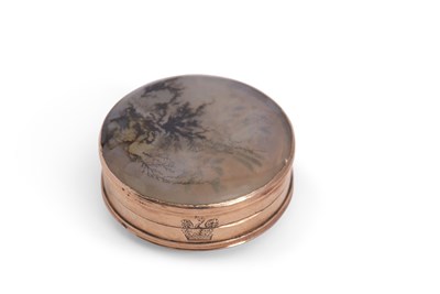Lot 81 - A gold and moss agate vinaigrette, circa 1840...