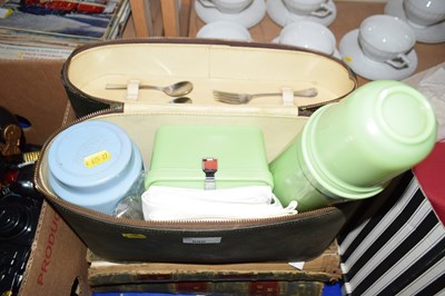 Lot 500 - A picnic set