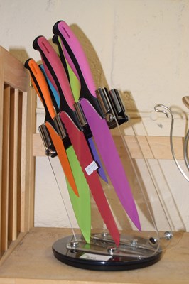 Lot 530 - Knife block and knives