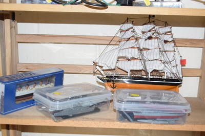 Lot 555 - Model ships