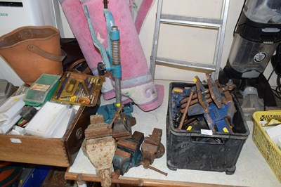 Lot 714 - Mixed Lot: Various bench vices and a pillar...