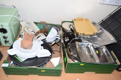 Lot 724 - Two boxes of various kitchen wares