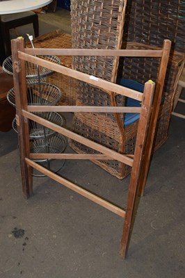 Lot 827 - A towel horse