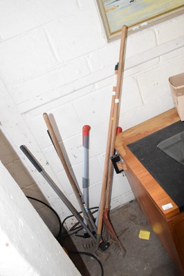 Lot 838 - Mixed Lot: Garden tools