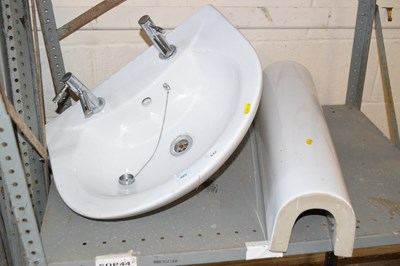 Lot 842 - A ceramic basin and pedestal