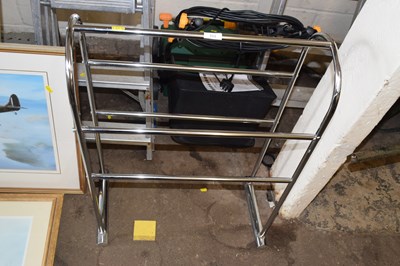 Lot 864 - A chrome finish towel rail