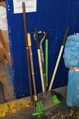 Lot 871 - Mixed lot of garden tools