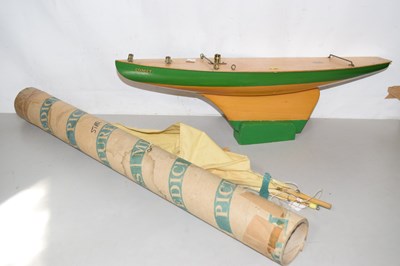 Lot 556 - Model of the Yacht Comet