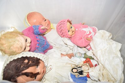 Lot 599 - Box of dolls