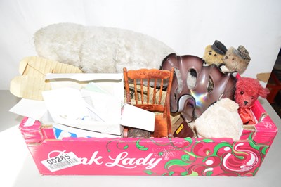 Lot 602 - Mixed Lot: Soft toys, glass and other items
