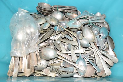 Lot 637 - Box of flat ware