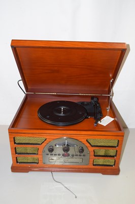 Lot 640 - A retro style radio/CD player