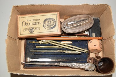 Lot 95 - Box containing some draughts, a table lighter,...