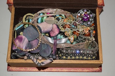 Lot 125 - Further lot of jewellery, bracelets, beads etc