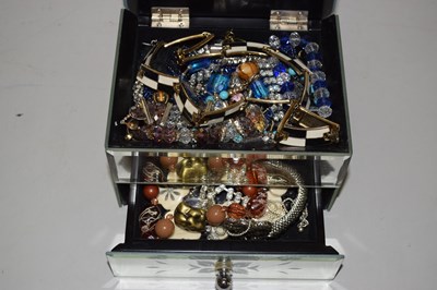Lot 131 - Small jewellery box containing a quantity of...