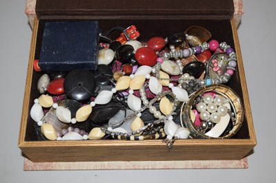 Lot 134 - Further box of costume jewellery